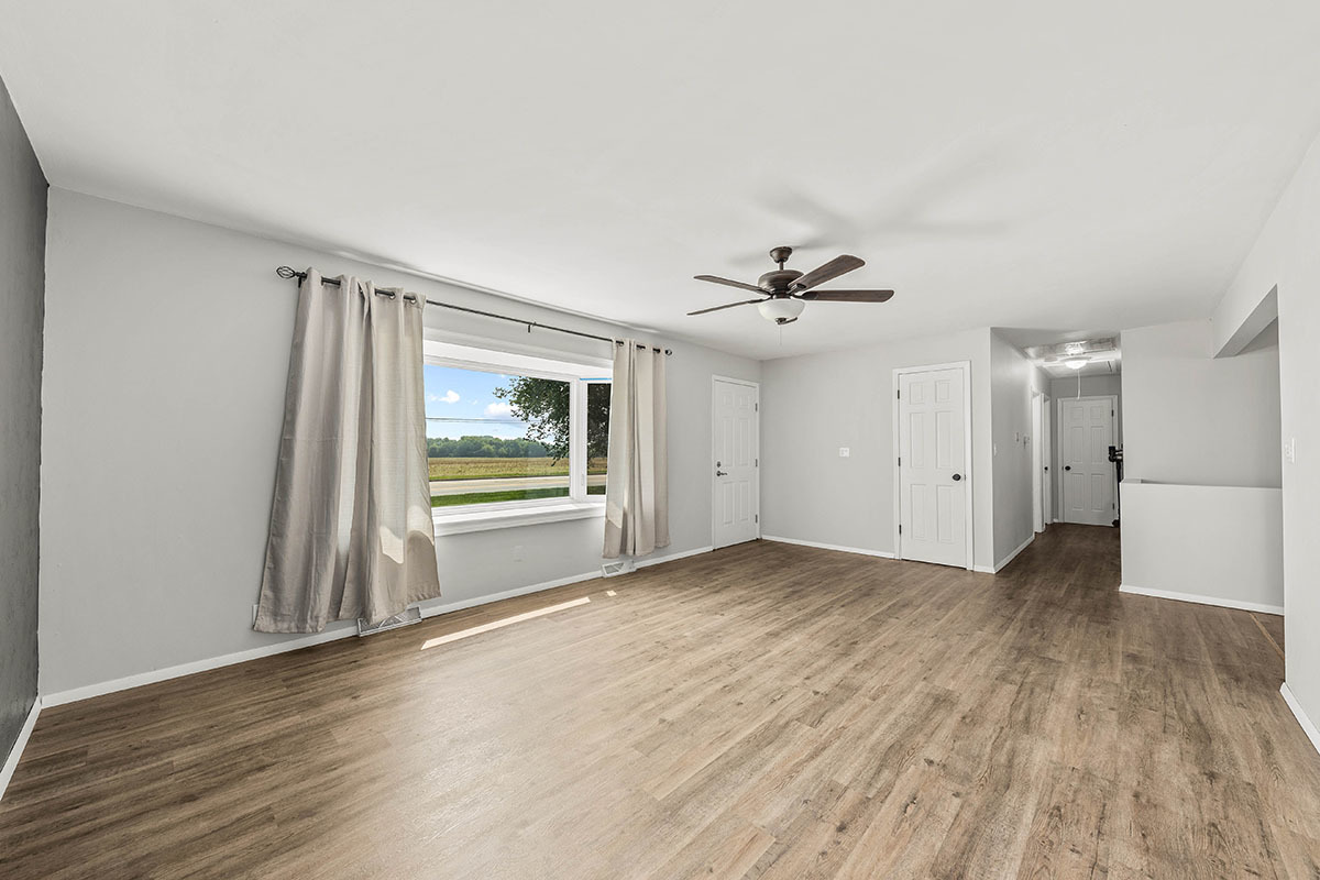 815 Bronk Road Joliet, IL 60404 - Photo 4 of 23 a view of livingroom with hardwood floor and ceiling fan