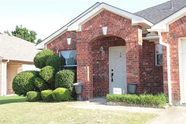 $2,499 | 2059 La Salle Trail, Grand Prairie, TX 75052