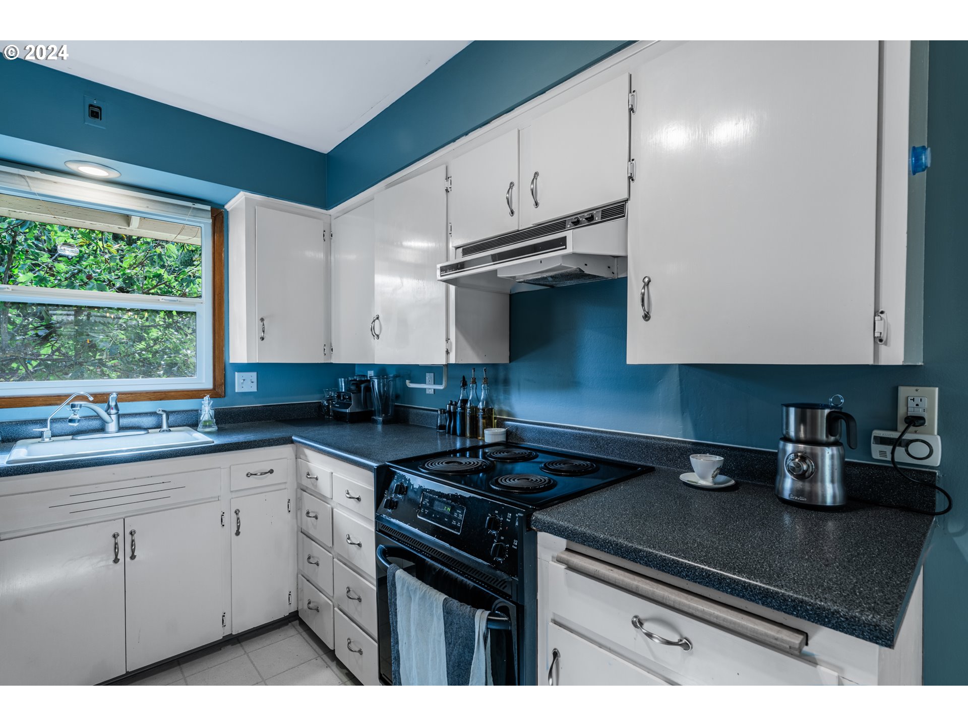 5829 Southwest Texas Street Portland, OR 97219 - Photo 11 of 40 Gallery Image 11