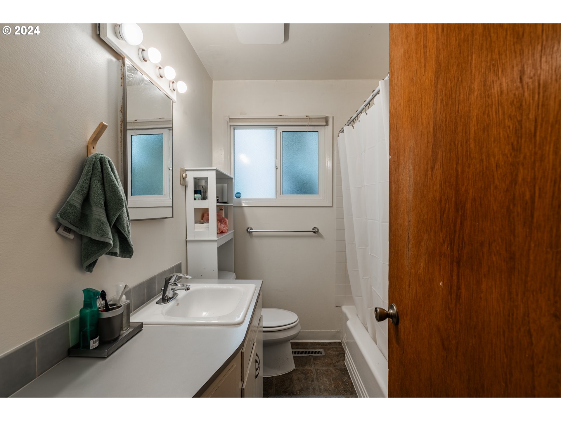 5829 Southwest Texas Street Portland, OR 97219 - Photo 14 of 40 Gallery Image 14