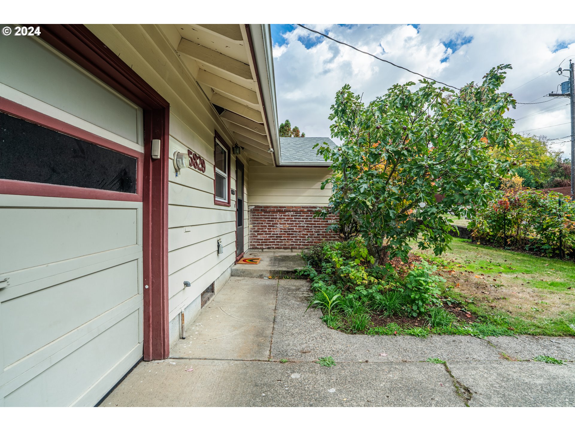 5829 Southwest Texas Street Portland, OR 97219 - Photo 2 of 40 Gallery Image 2