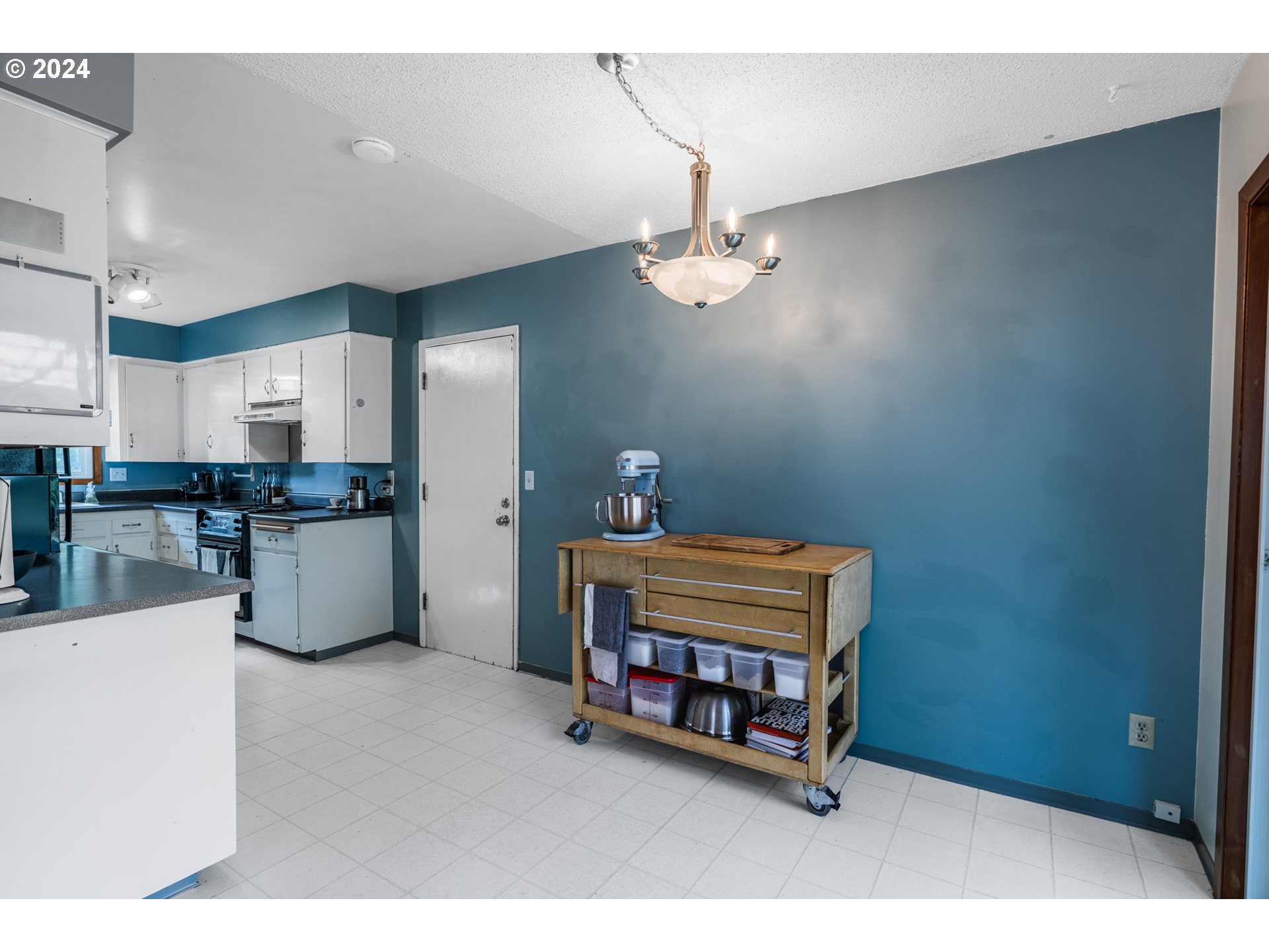 5829 Southwest Texas Street Portland, OR 97219 - Photo 8 of 40 Gallery Image 8