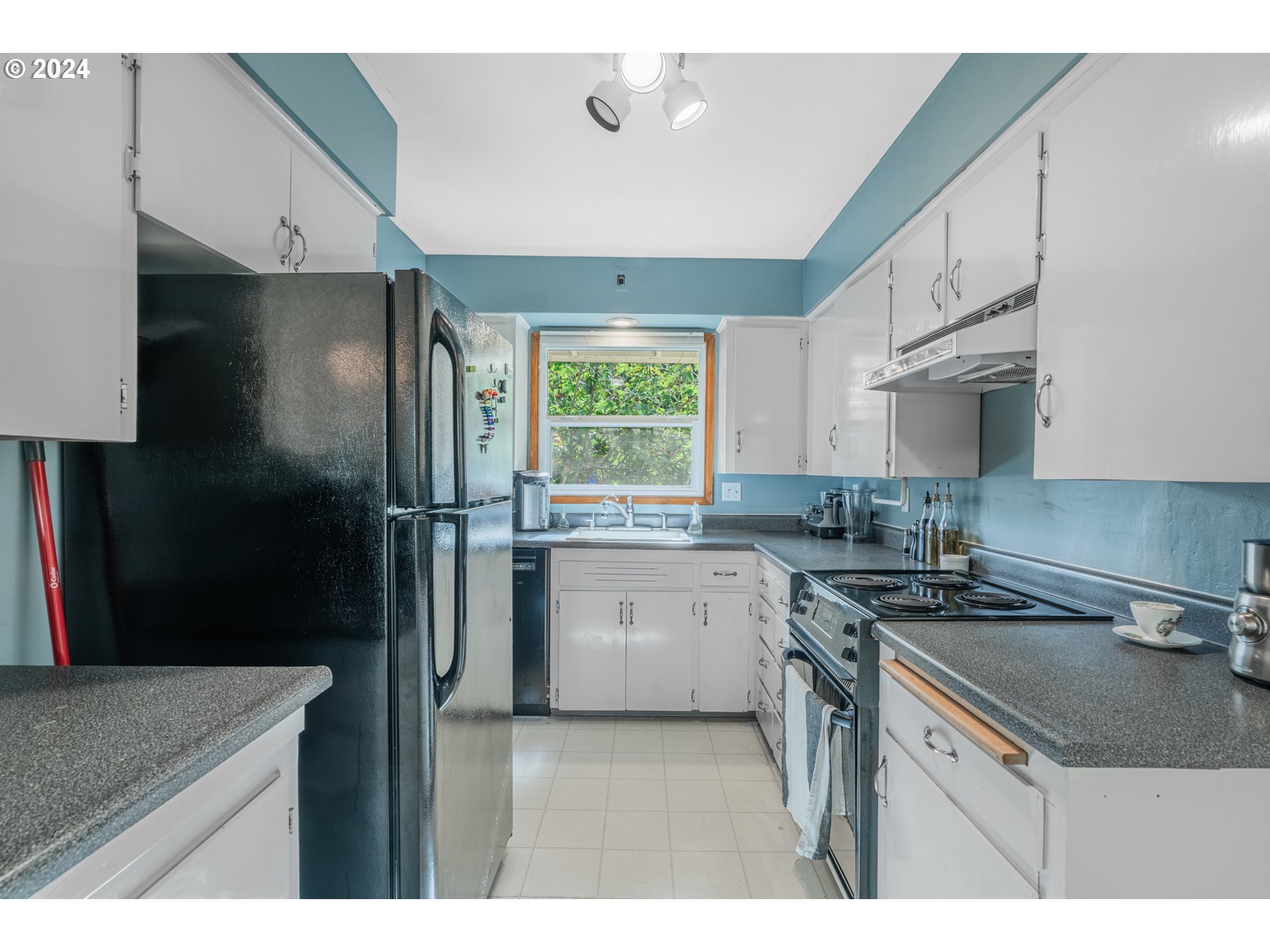 5829 Southwest Texas Street Portland, OR 97219 - Photo 10 of 40 Gallery Image 10