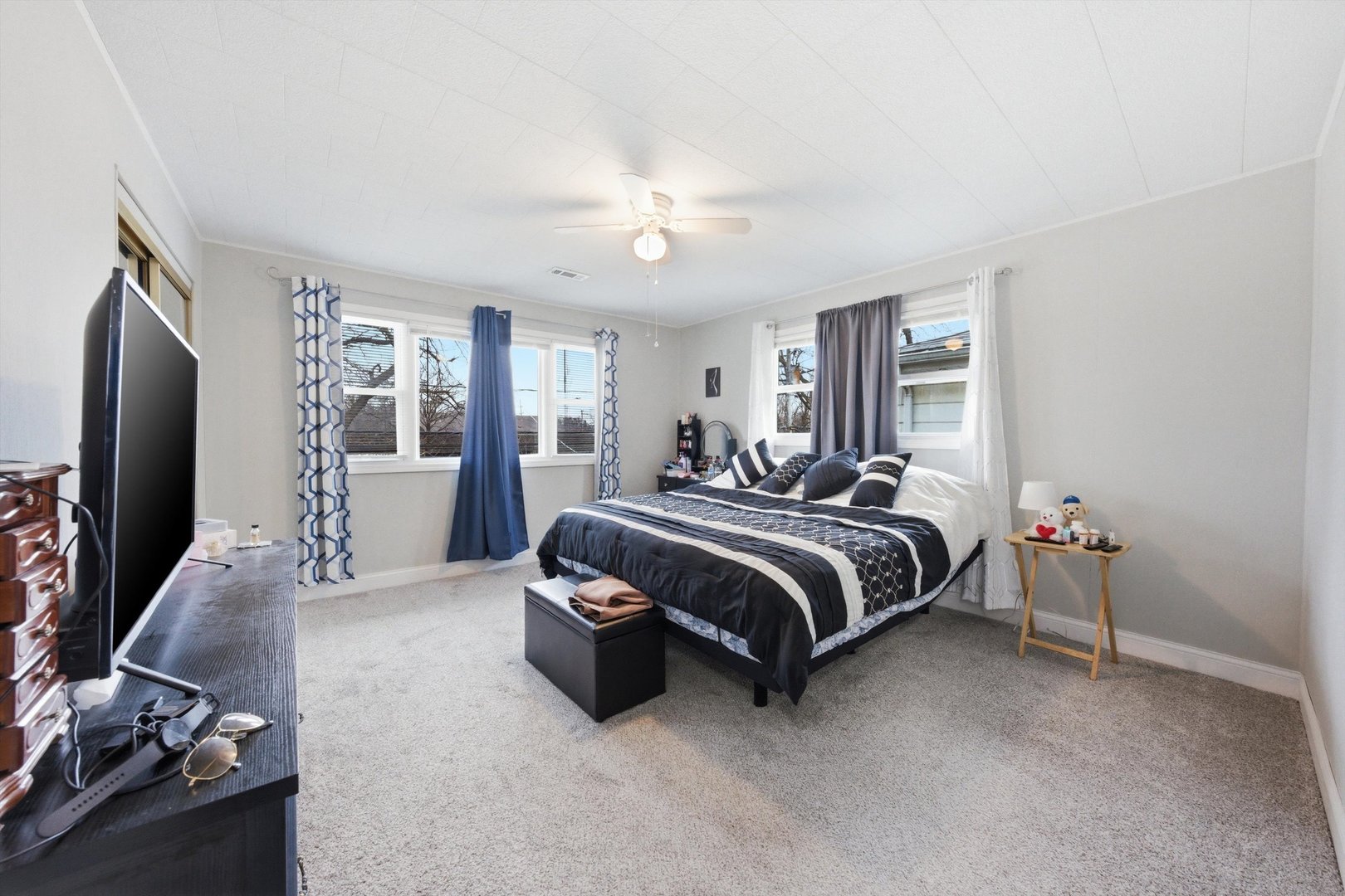 8945 South Corcoran Road Hometown, IL 60456 - Photo 16 of 24 a bedroom with a bed and a flat screen tv