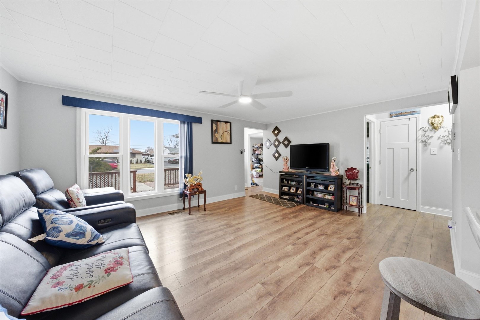 8945 South Corcoran Road Hometown, IL 60456 - Photo 2 of 24 a living room with furniture and a flat screen tv