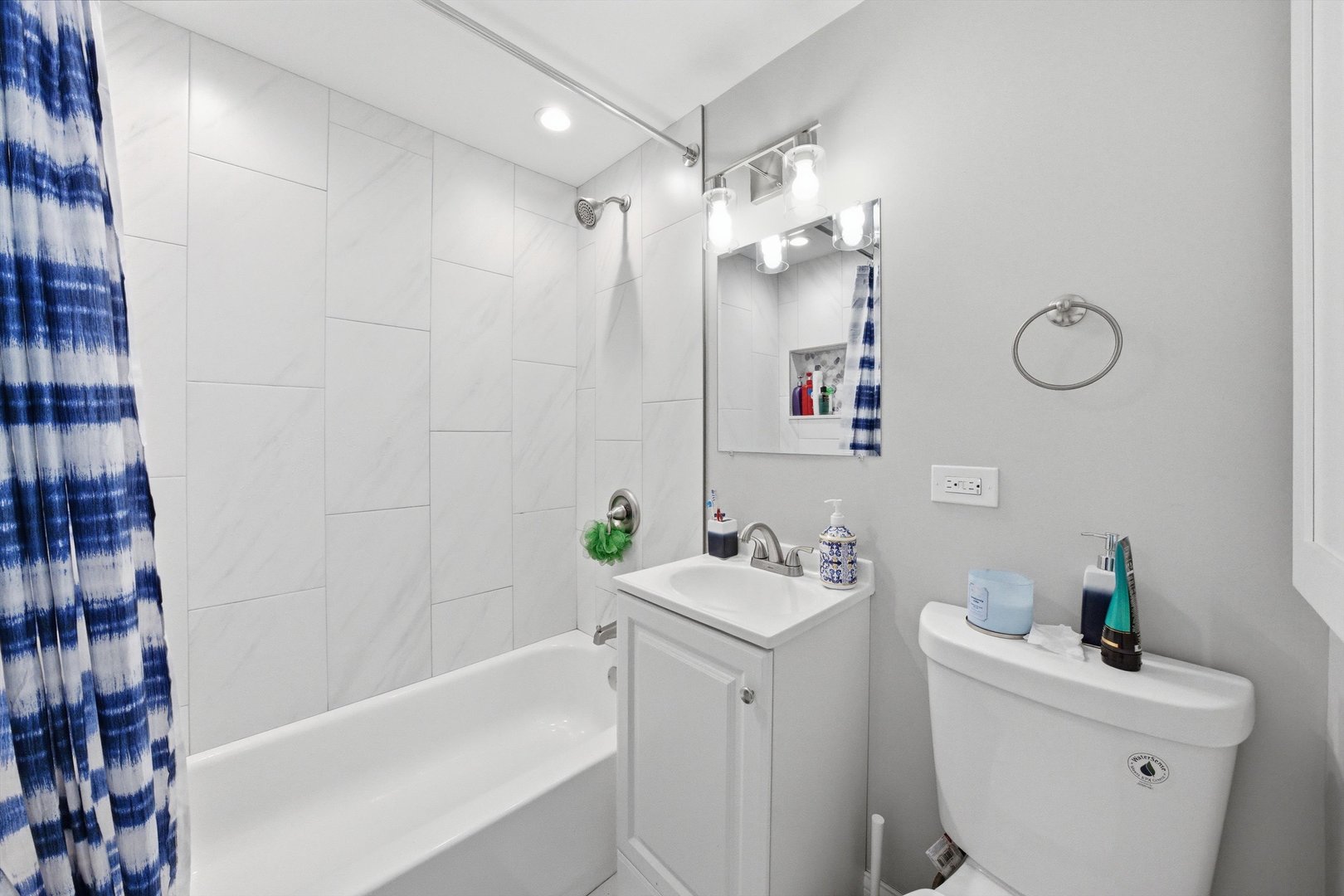 8945 South Corcoran Road Hometown, IL 60456 - Photo 7 of 24 a bathroom with a sink a toilet and shower