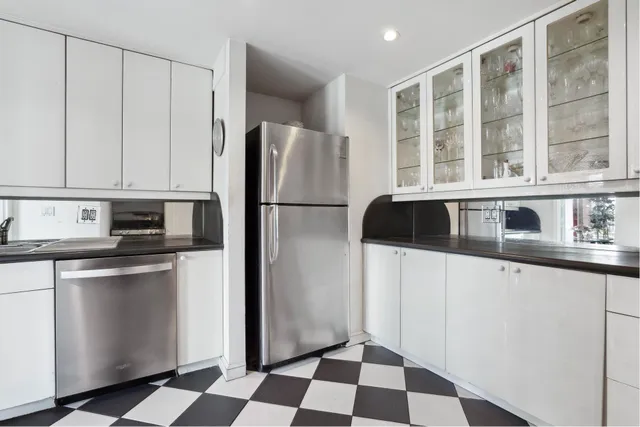 $699,500 | 33 East End Avenue, Unit 2B | Upper East Side