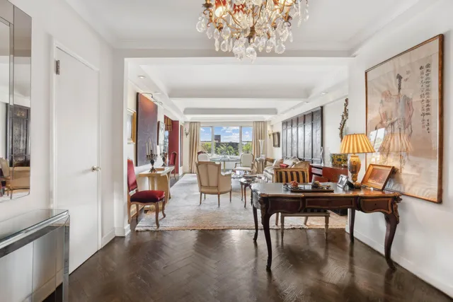 $699,500 | 33 East End Avenue, Unit 2B | Upper East Side