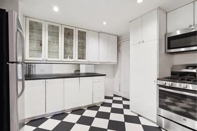 $699,500 | 33 East End Avenue, Unit 2B | Upper East Side