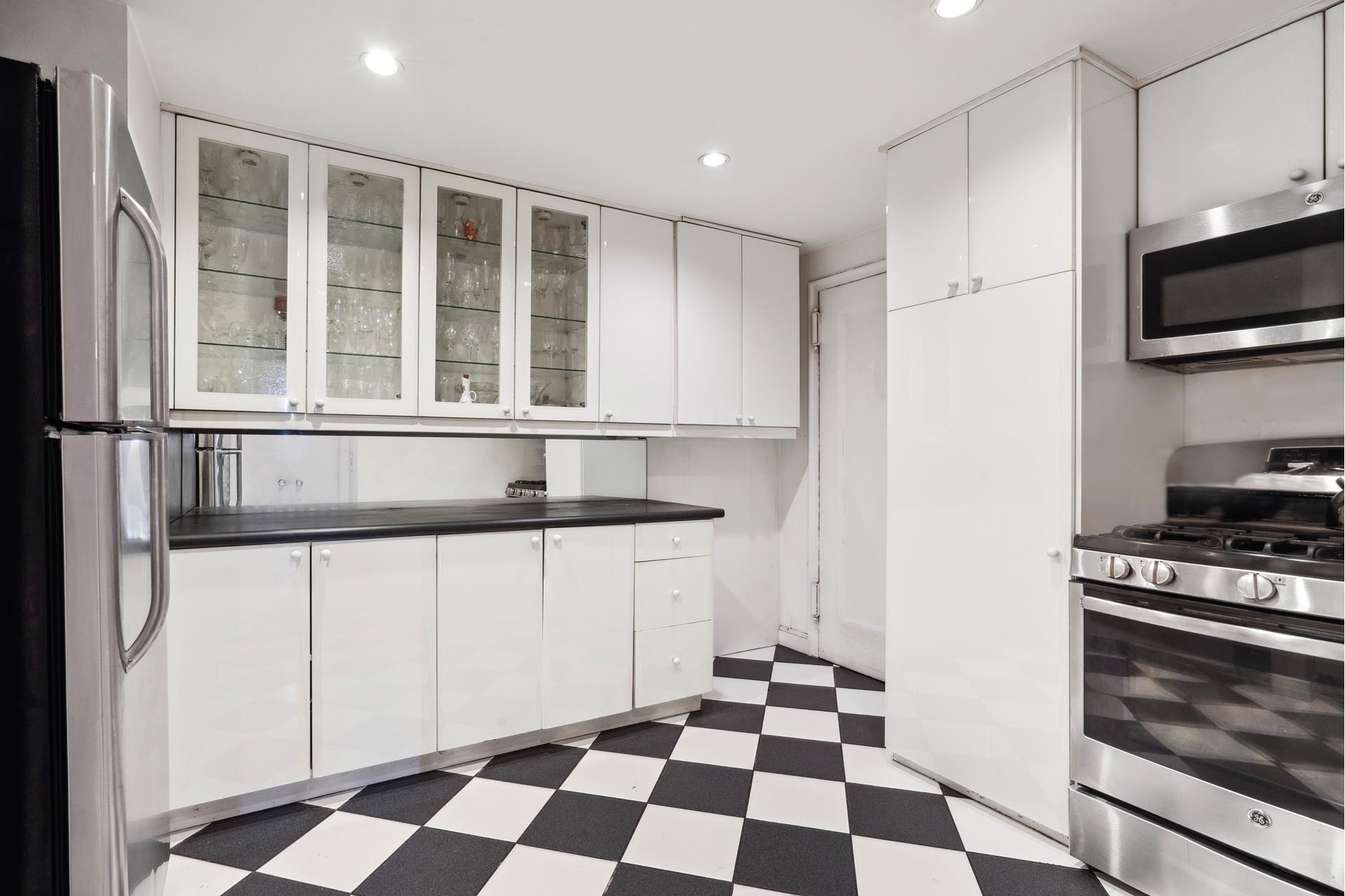 33 East End Avenue, Unit 2B Manhattan, NY 10075 - Photo 7 of 10