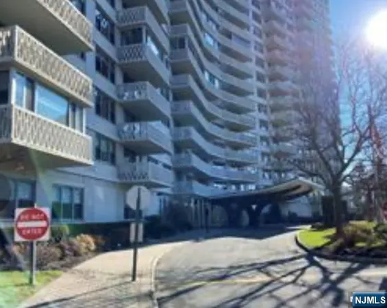 $2,900 | 2100 Linwood Avenue, Unit 17T, Fort Lee, NJ 07024