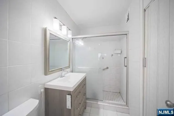 $2,900 | 2100 Linwood Avenue, Unit 17T, Fort Lee, NJ 07024