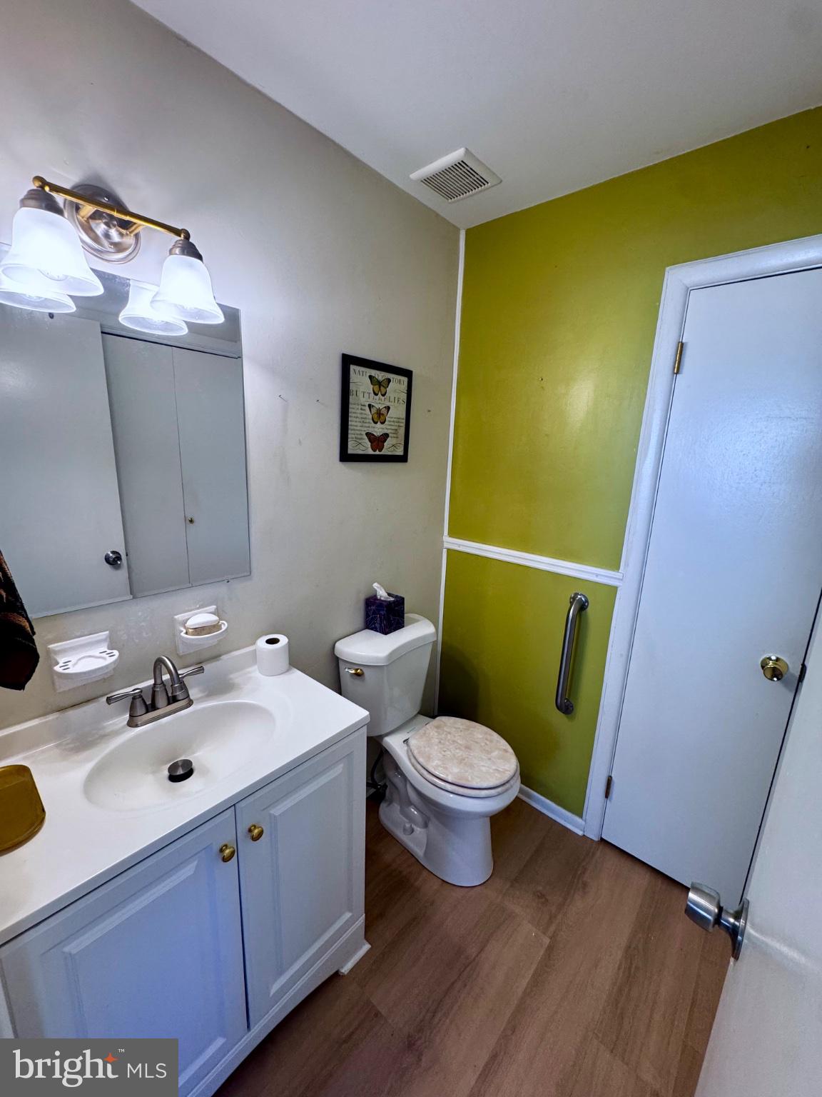 4 Dogwood Road, Unit 29 Manahawkin, NJ 08050 - Photo 21 of 31 Charming bath with vibrant accents.