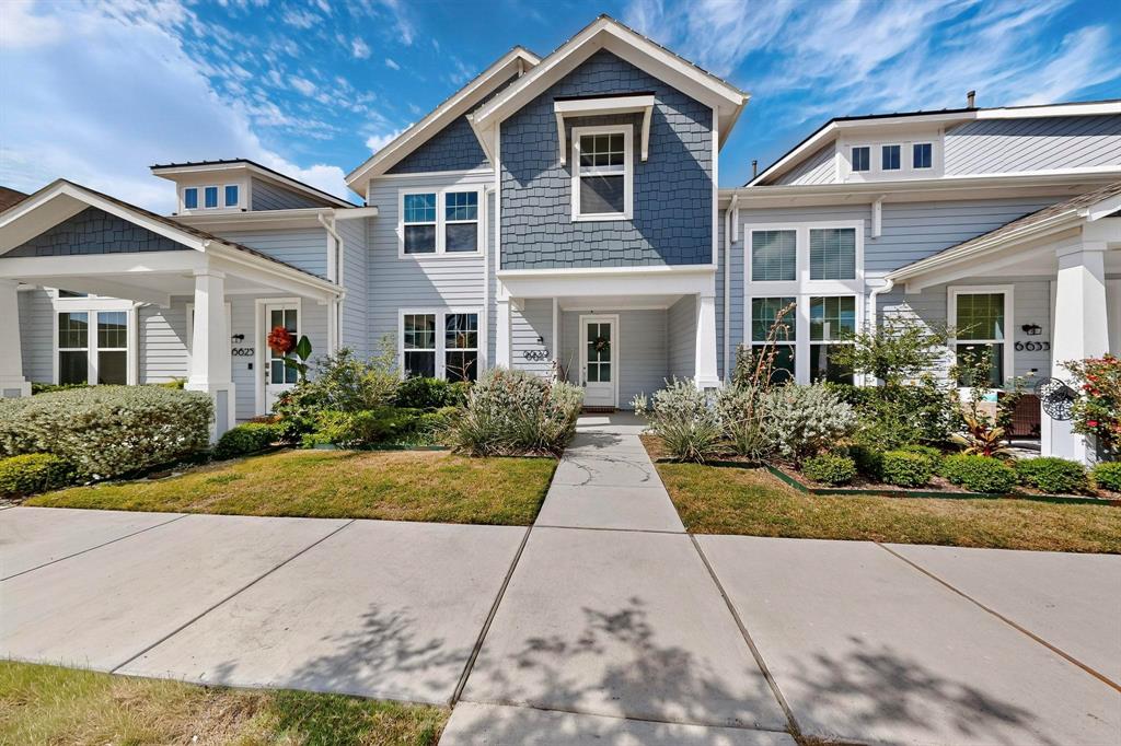 6629 Kort Street Rowlett, TX 75089 - Photo 3 of 39 a front view of a house with yard and green space