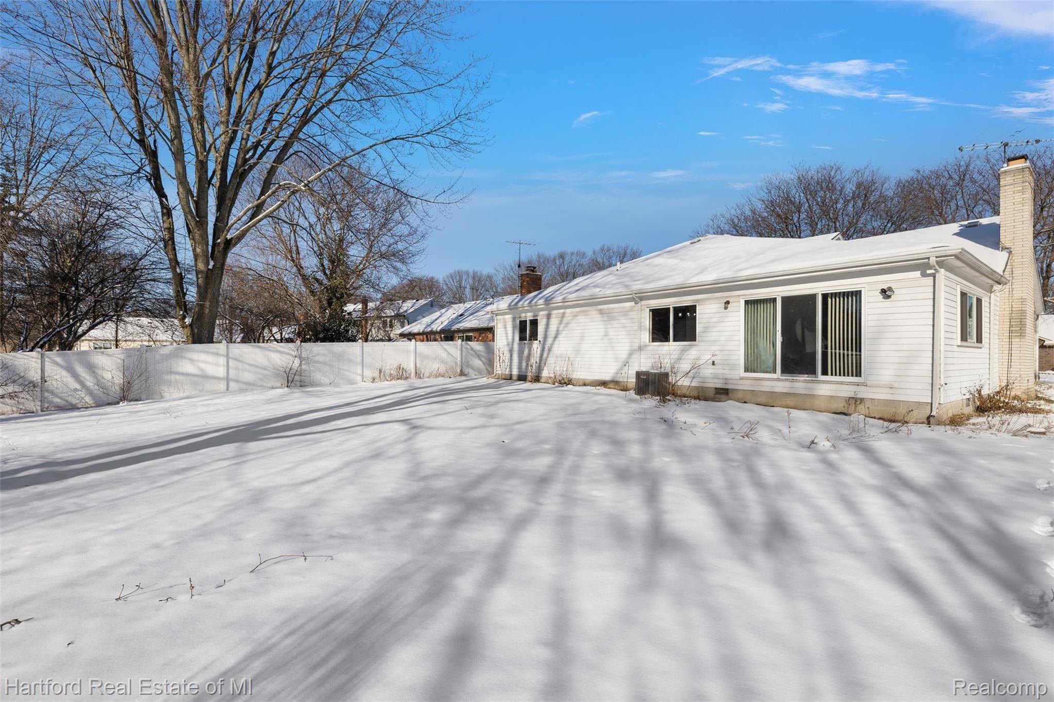 14381 Riverside Drive Livonia, MI 48154 - Photo 7 of 30 Brick and Vinyl low maintenance home