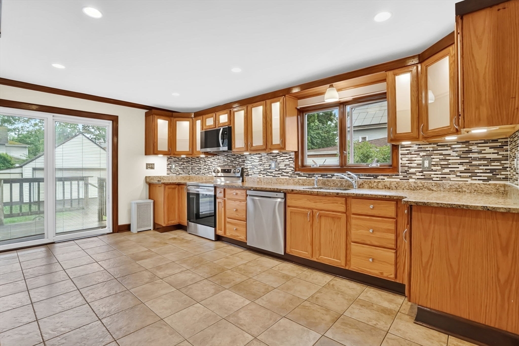 33 Olmsted Drive Springfield, MA 01108 - Photo 9 of 23