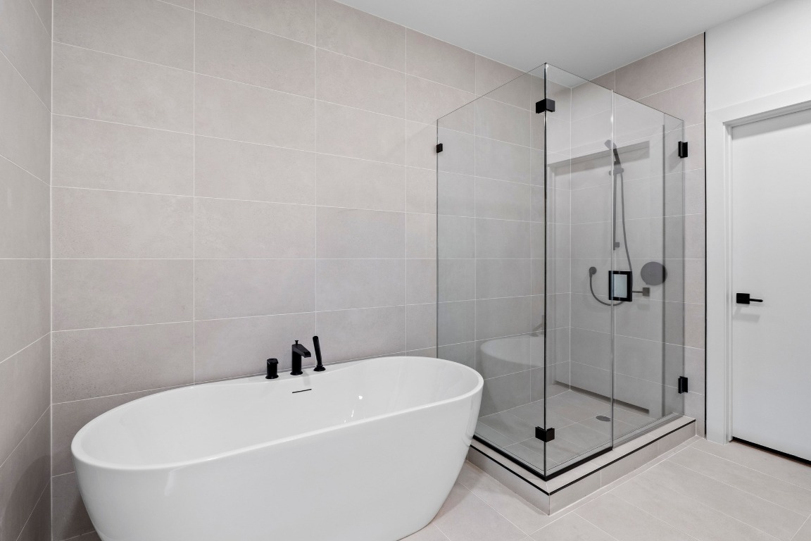 2209 South 1st Street, Unit 122 Austin, TX 78704 - Photo 15 of 40 a white bath tub sitting next to a shower