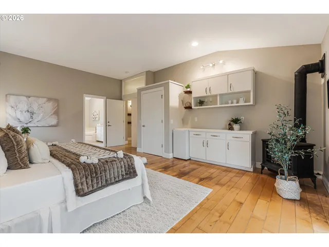 $950,000 | 15109 2nd Street Northeast, Aurora, OR 97002