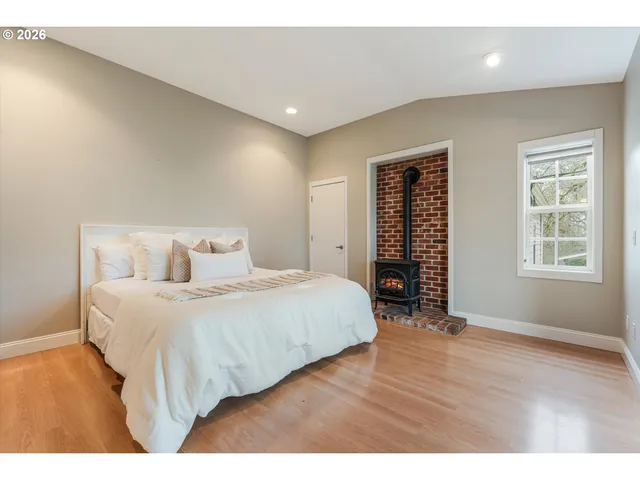 $950,000 | 15109 2nd Street Northeast, Aurora, OR 97002