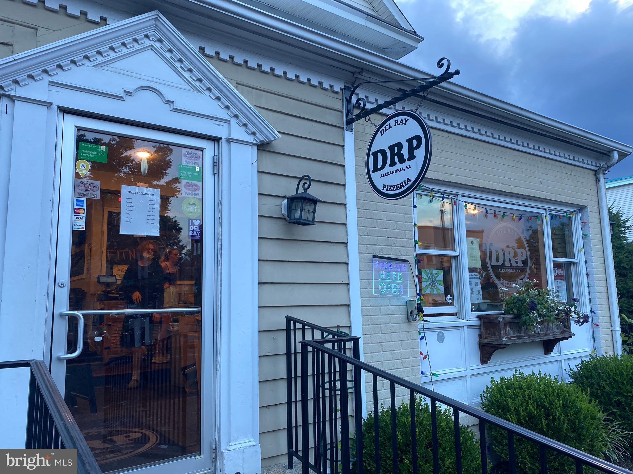 202 East Spring Street Alexandria, VA 22301 - Photo 35 of 45 a view of a hallway with entryway