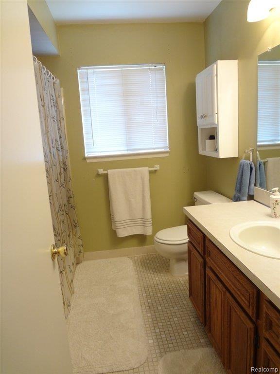 909 Milverton Road Troy, MI 48083 - Photo 8 of 14 Mainbath.JPG