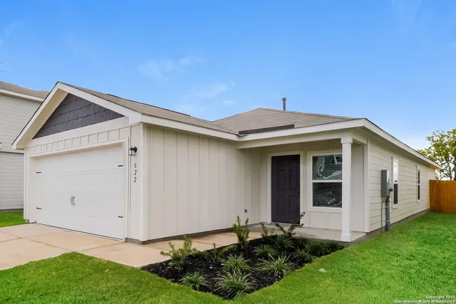 a view of a house with backyard
