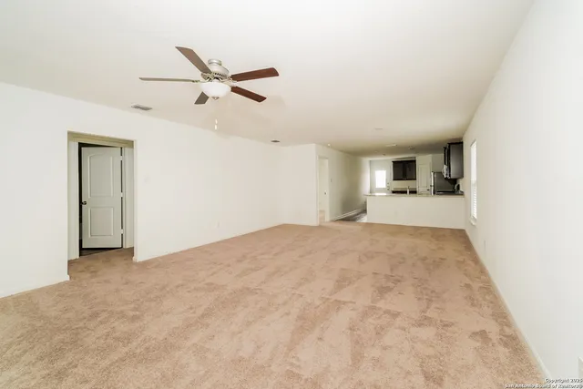 a view of empty room with a ceiling fan