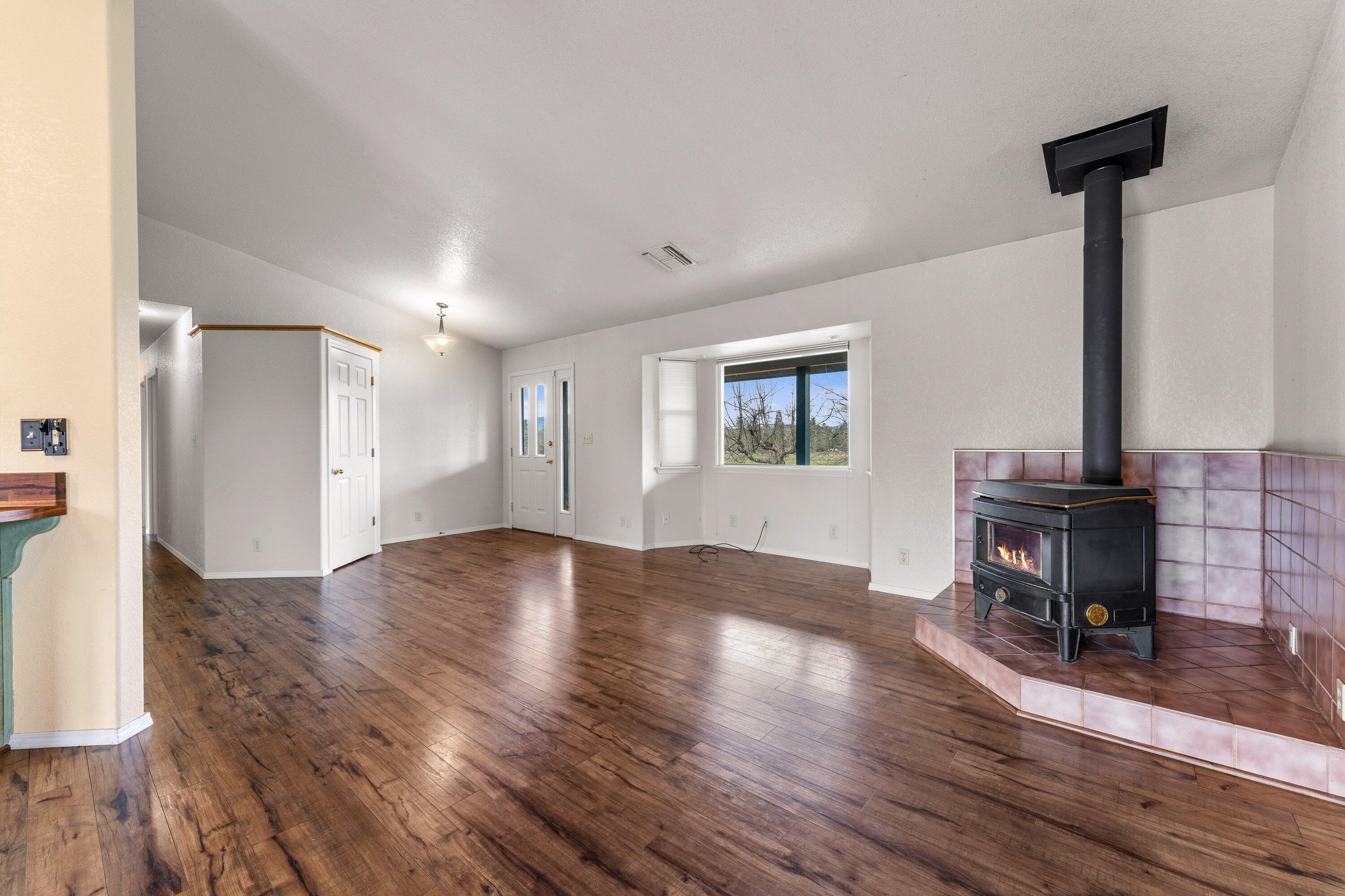 3655 Leonard Road Grants Pass, OR 97527 - Photo 31 of 52 Living Room
