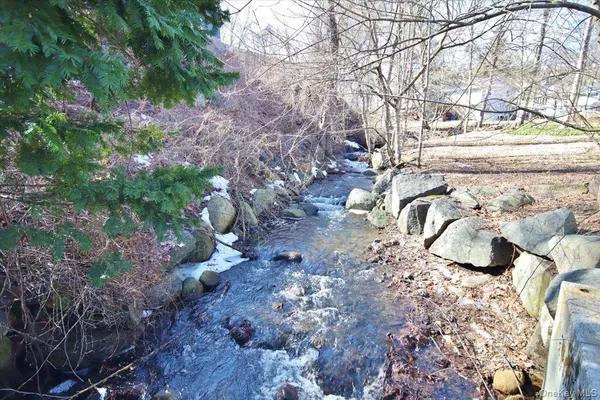 a view of yard with green space