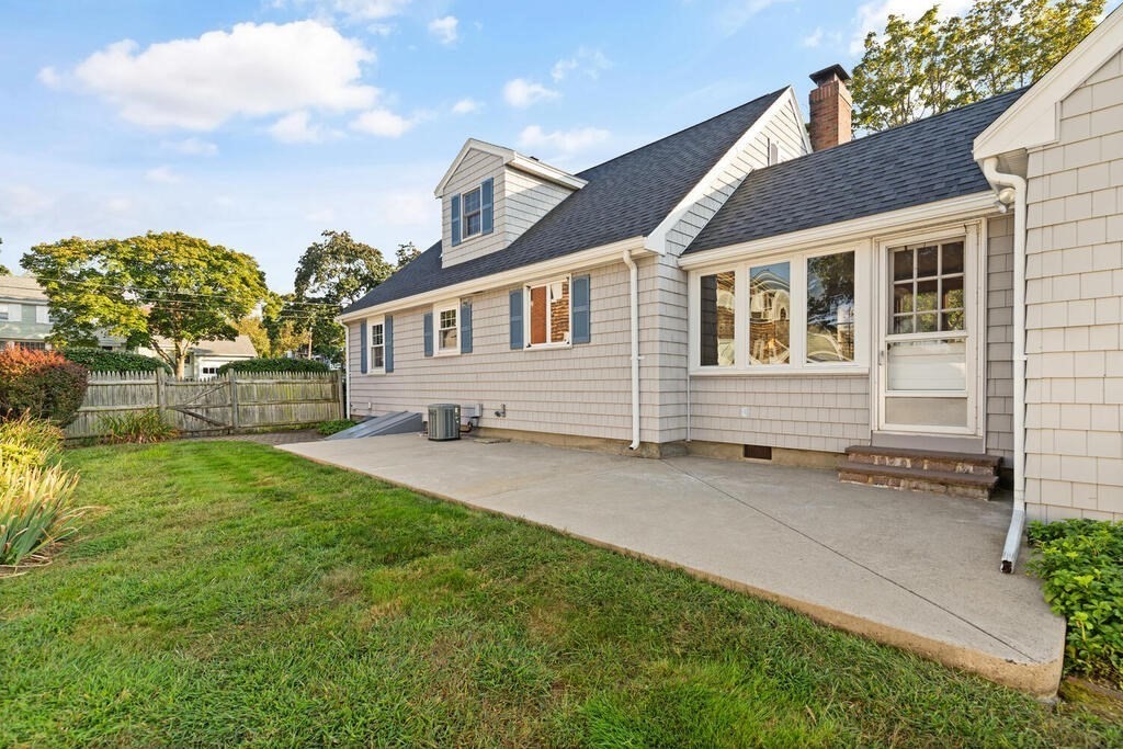 16 Surrey Road Salem, MA 01970 - Photo 4 of 32 a front view of a house with garden