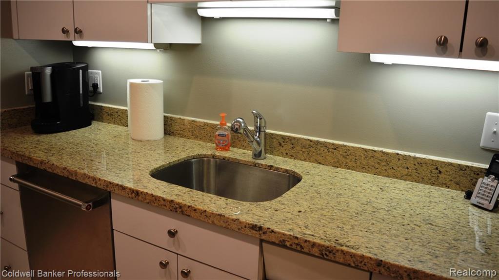 1750 Vernier Road, Unit 9 Grosse Pointe Woods, MI 48236 - Photo 14 of 37