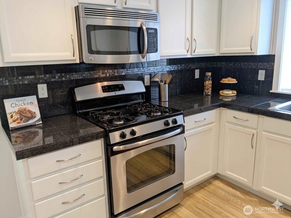 2138 North 113th Street, Unit B Seattle, WA 98133 - Photo 11 of 37