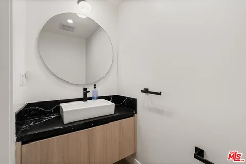 $1,190,000 | 1123 South Shenandoah Street, Unit 101, Los Angeles, CA 90035