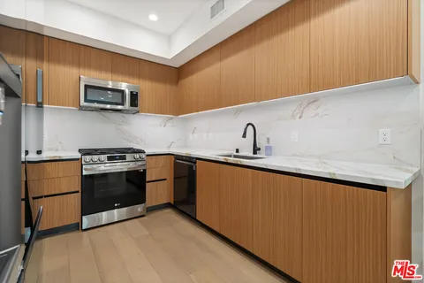 $1,190,000 | 1123 South Shenandoah Street, Unit 101, Los Angeles, CA 90035