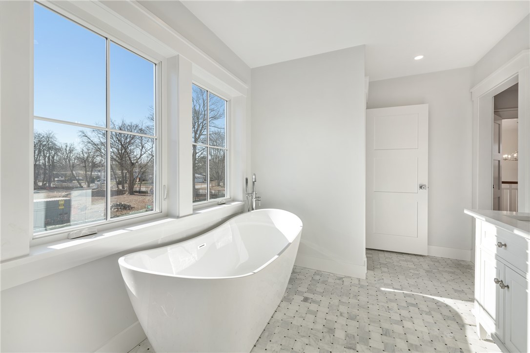 1 Knowlton Court Bristol, RI 02809 - Photo 29 of 45 Soaking Tub