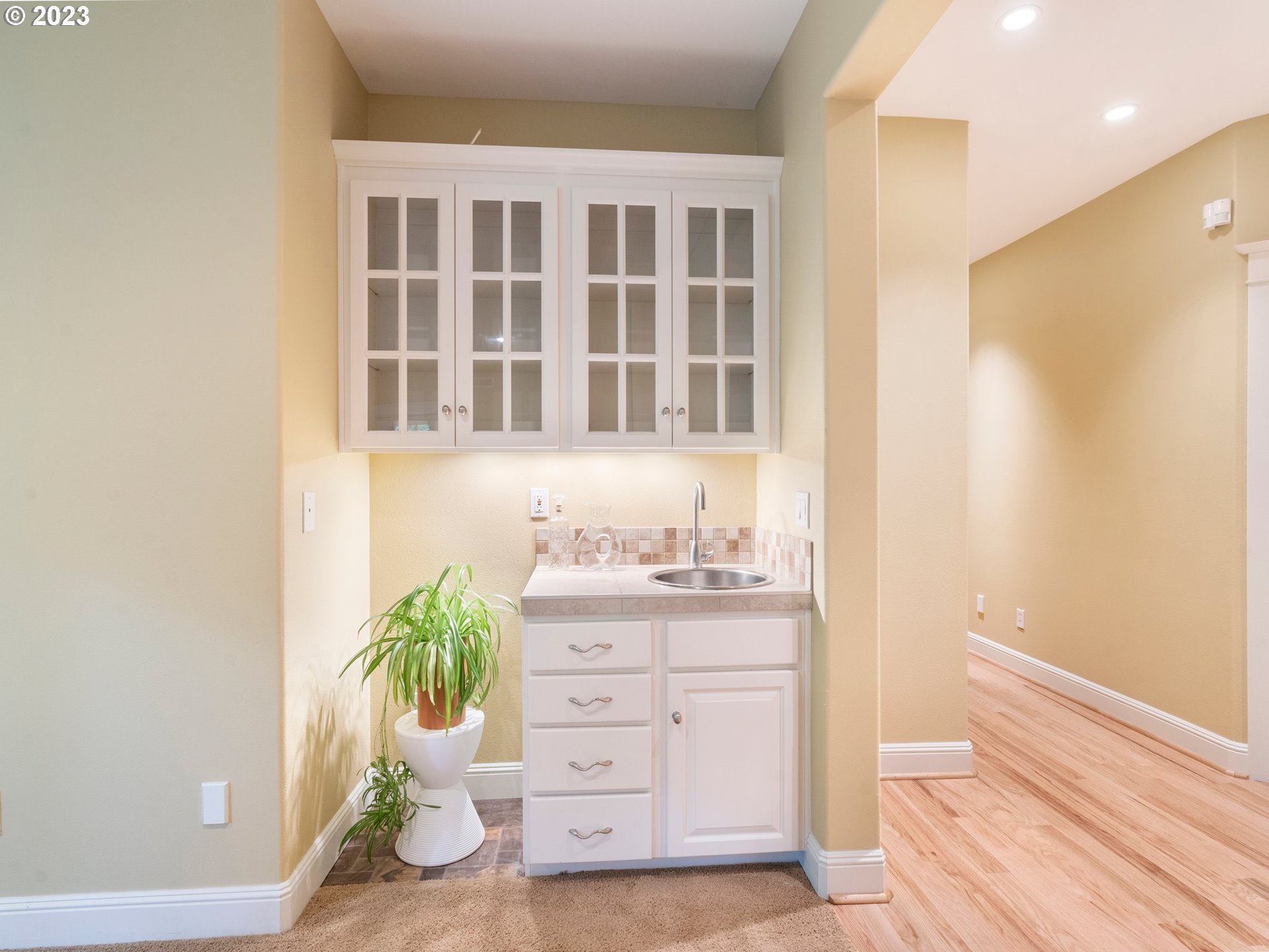4410 West Burnside Road Portland, OR 97210 - Photo 22 of 42 a room with a furniture and a window