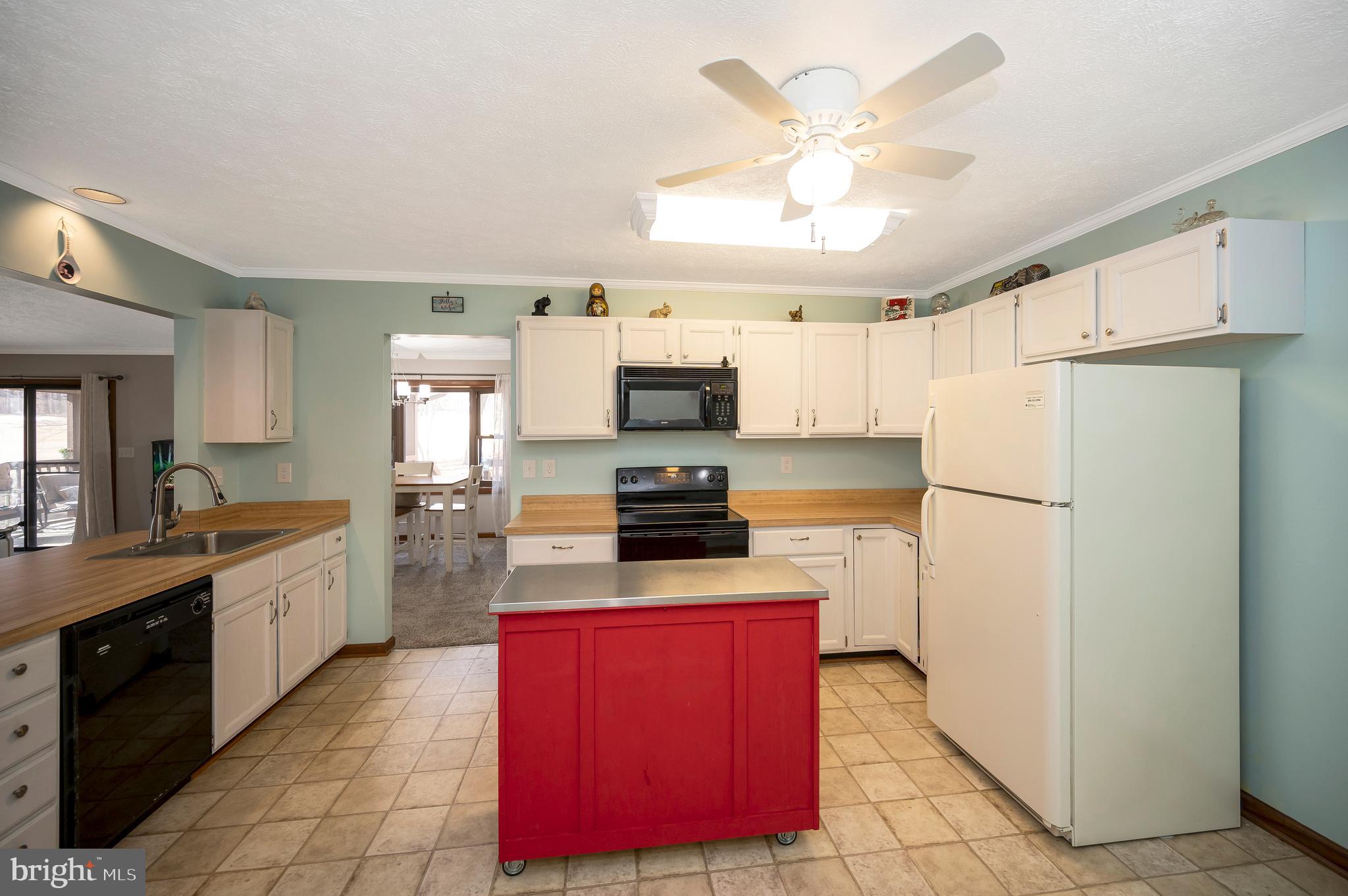 424 Birdie Road Locust Grove, VA 22508 - Photo 3 of 42 Sizable kitchen with lots of storage space