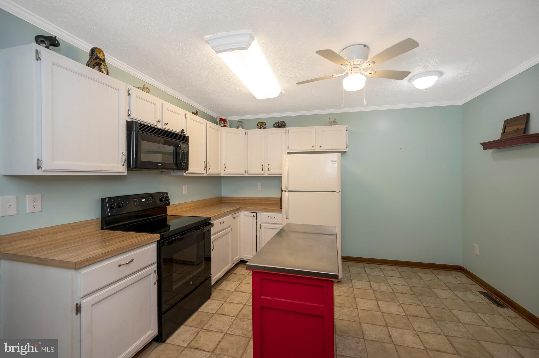 424 Birdie Road Locust Grove, VA 22508 - Photo 6 of 42 Add more cabinets or a table