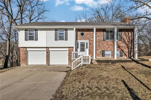 $315,000 | 6716 Northwest Lawson Lane, Parkville, MO 64152