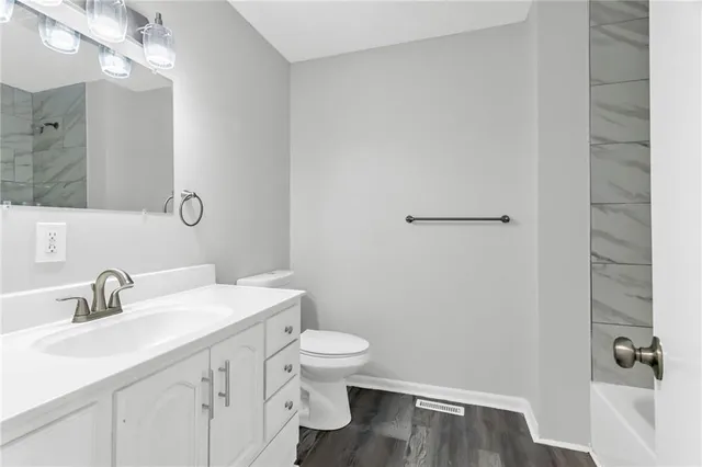 $315,000 | 6716 Northwest Lawson Lane, Parkville, MO 64152