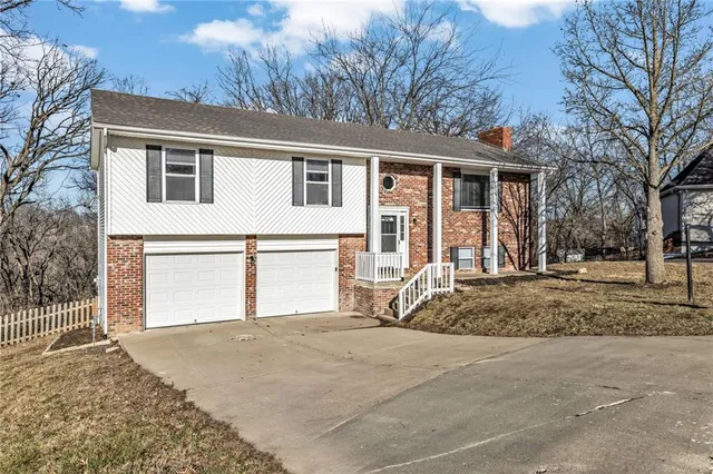 $315,000 | 6716 Northwest Lawson Lane, Parkville, MO 64152