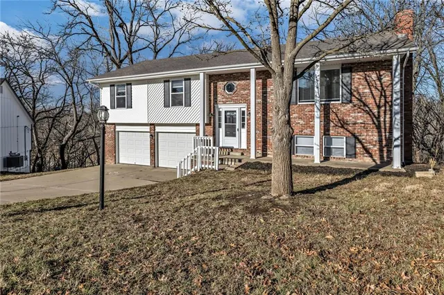 $315,000 | 6716 Northwest Lawson Lane, Parkville, MO 64152