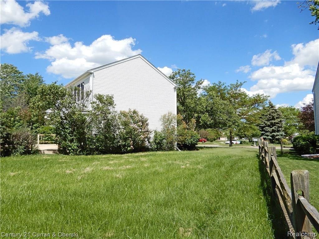 1551 Knightsbridge Road Canton, MI 48187 - Photo 15 of 26 LARGE SIDE YARD