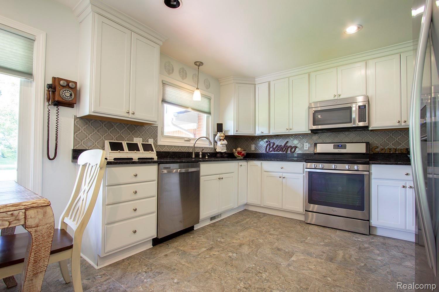 31949 Farmersville Road Farmington, MI 48334 - Photo 3 of 32 Kitchen with stainless appliances
