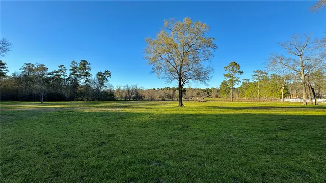 a view of a fountain in front of a house with a fountain