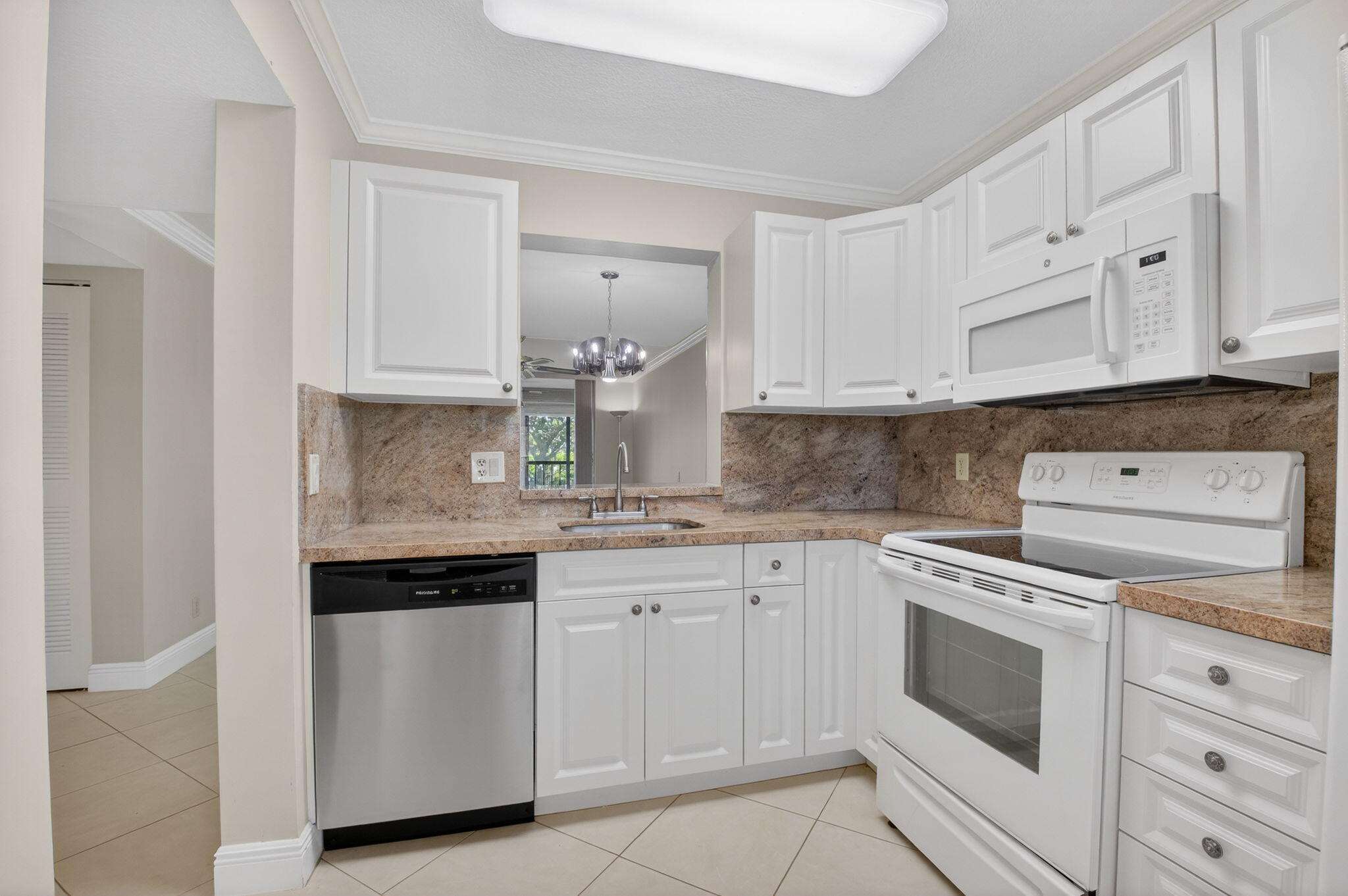 6935 Huntington Lane, Unit 207 Delray Beach, FL 33446 - Photo 21 of 88 KITCHEN