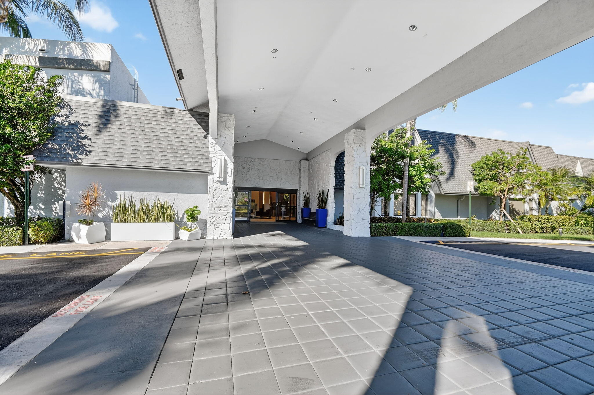 6935 Huntington Lane, Unit 207 Delray Beach, FL 33446 - Photo 38 of 88 a view of a house with a yard and plants