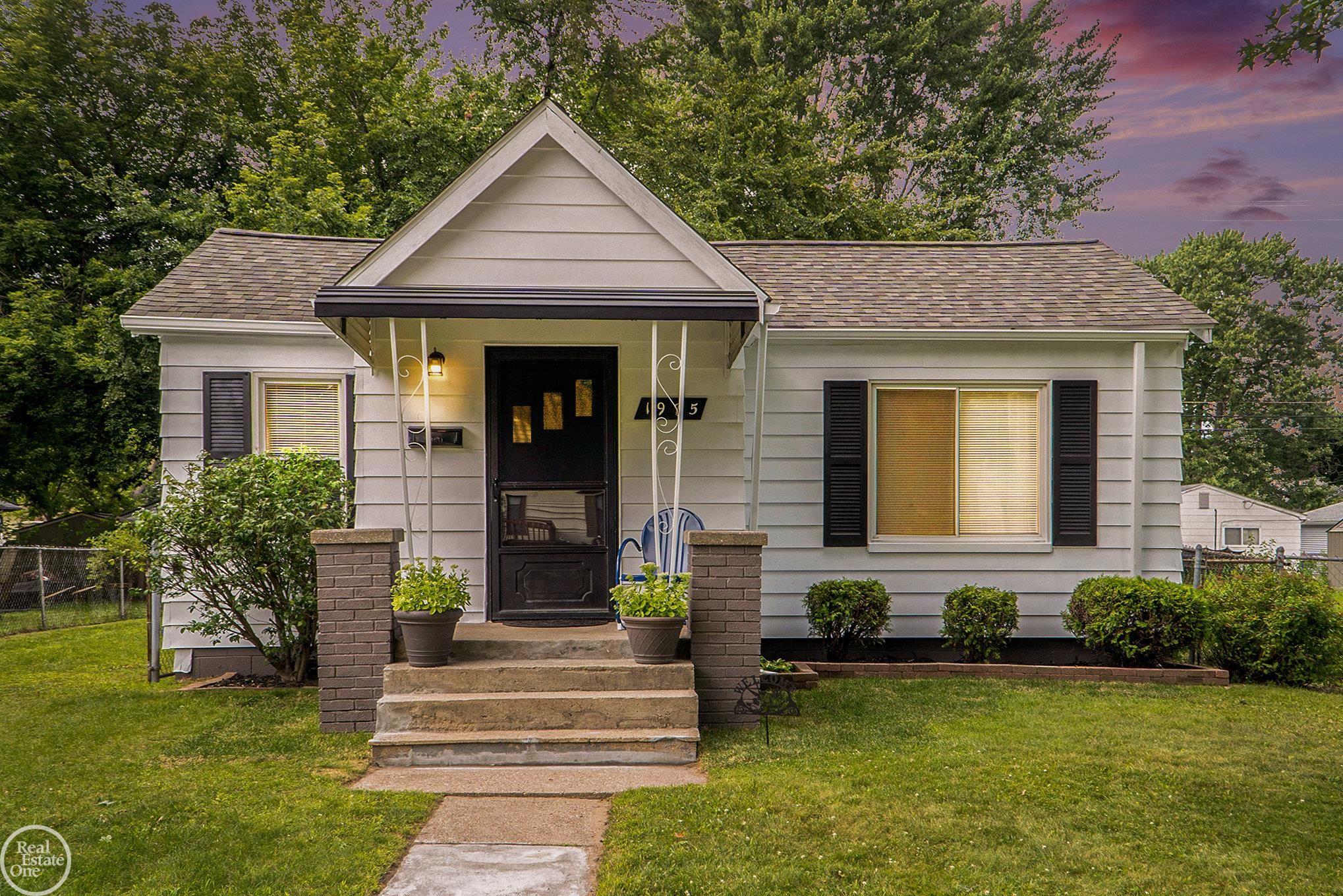 1975 Rome Avenue Warren, MI 48091 - Photo 2 of 25 50149085-78f4a701-6d06-4b80-908a-4f86db7f5ffa.JPG
