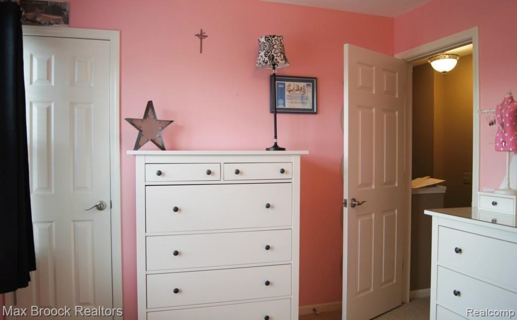 1189 Thames Drive Rochester, MI 48307 - Photo 11 of 22 Bedroom with walkin closet