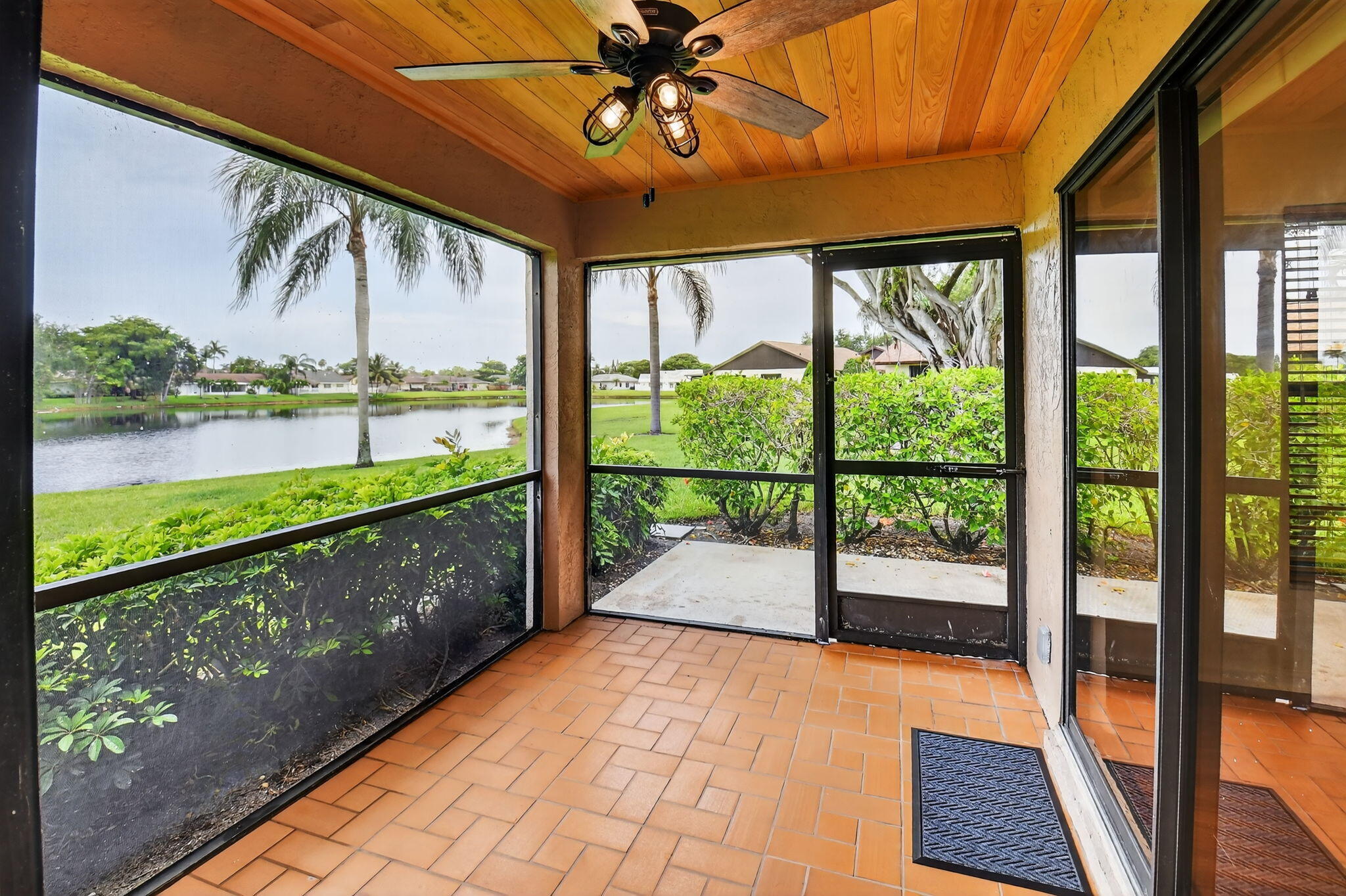 73 Vía De Casas Norte Boynton Beach, FL 33426 - Photo 9 of 60 Cedar Lanai Ceiling